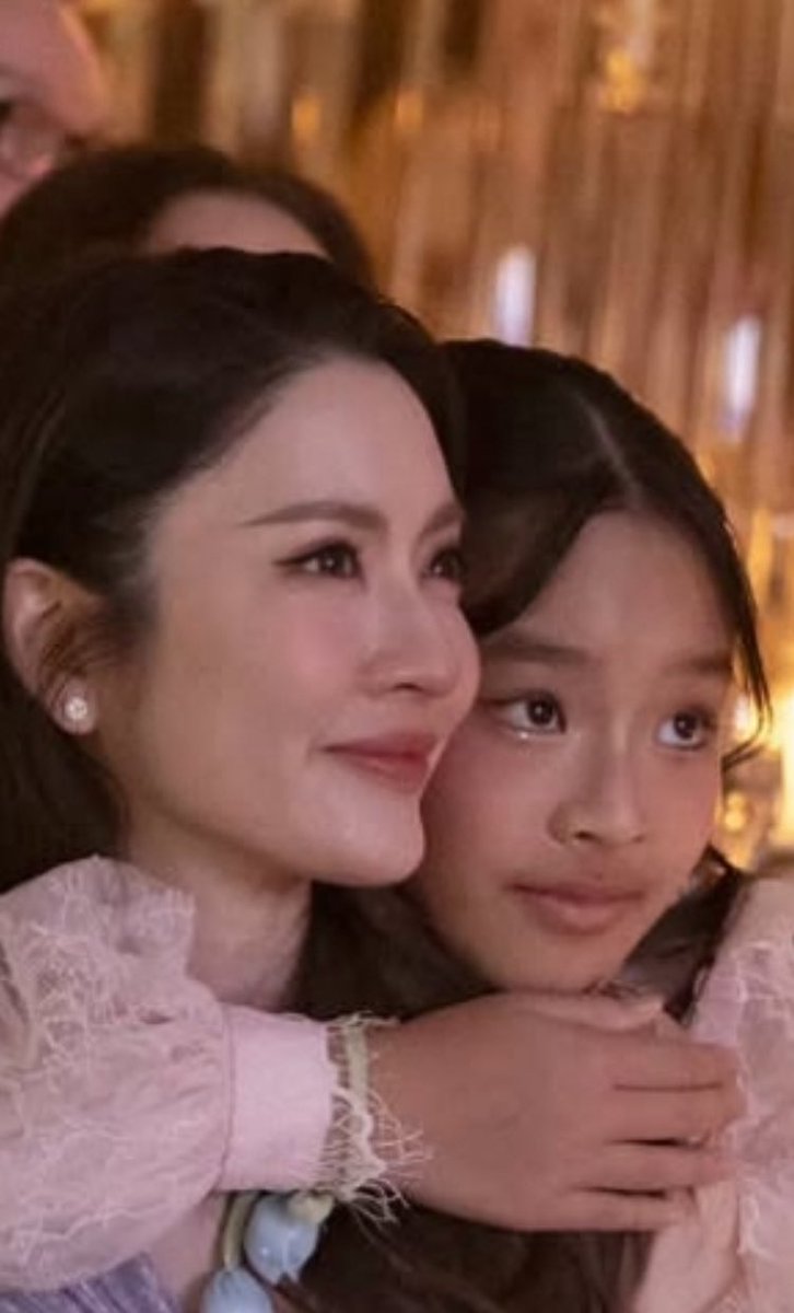 คุณ🐰เหมือนกำลังซาบซึ้งมากๆ น้ำตาไหลไปแล้วด้วยรึเปล่า หนูปีกอดไว้เลย ซาบซึ้ง อบอวลไปด้วยความรักทั้งงานจริงๆ