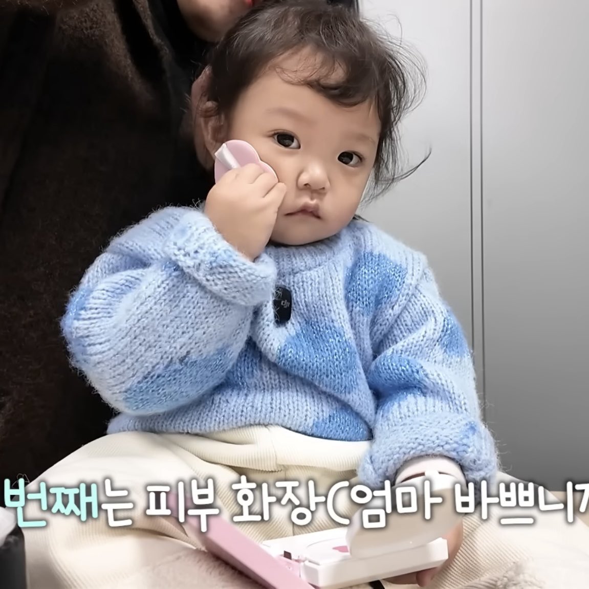 kittennuay's tweet image. แอบไปส่องคสอ.ที่หนูบมใช้ ว่าทำไมหลานเป็นแก้วเป็นแสงขนาดนั้น(อยากได้เอง) คือเป็นแบรนด์คสอของเกาหลี ชื่อแบรนด์ Fromkids สำหรับเด็กๆ จริงๆมันเหมือนบาล์มบำรุงหน้ามาในรูปแบบตบๆพัฟแบบคุชชั่นน่ารักมากเลิ้บดีเทลหัวใจกับพัฟㅠㅠ ใครมีลูกมีหลานอยู่เกาหลีลองซื้อกันน้า