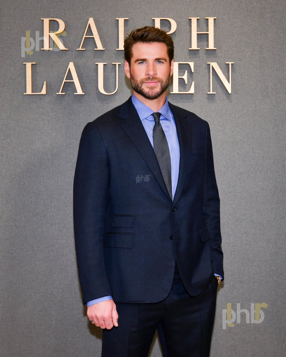 PLHBMidia's tweet photo. LINDO 💓|| Liam Hemsworth comparece ao desfile da Ralph Lauren durante a Semana de Moda Masculina de Milão - Outono/Inverno 2026-2027, em 16 de janeiro de 2026, em Milão, Itália.

#LiamHemsworth #GabriellaBrooks https://t.co/MtQmgRZcH5