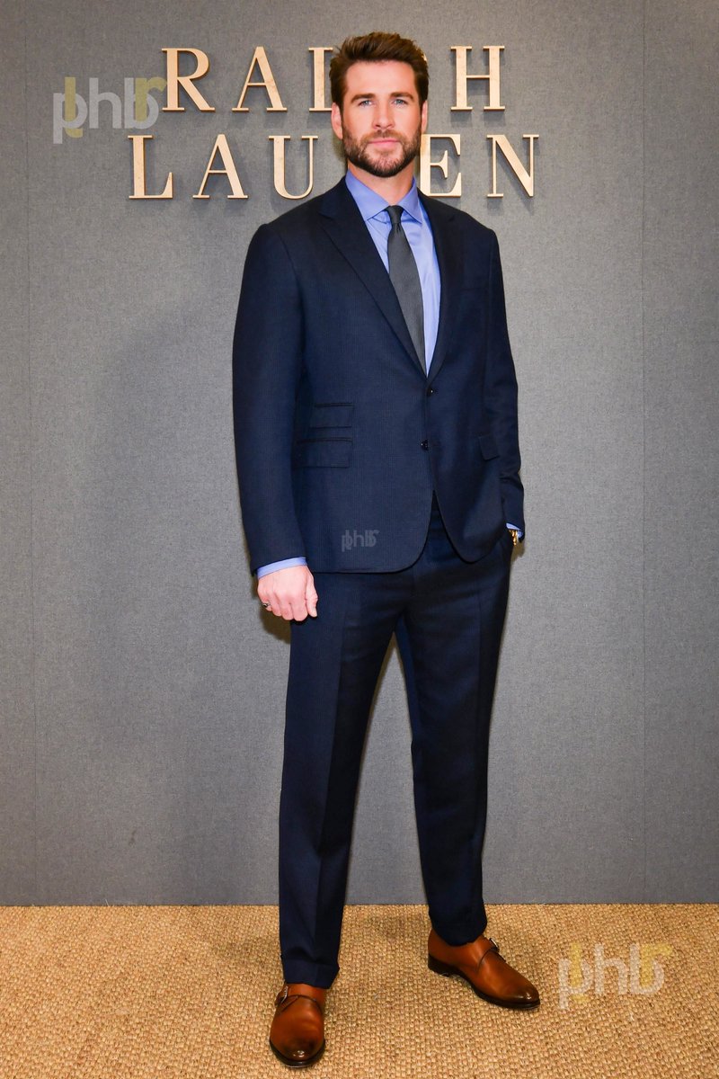 LINDO 💓|| Liam Hemsworth comparece ao desfile da Ralph Lauren durante a Semana de Moda Masculina de Milão - Outono/Inverno 2026-2027, em 16 de janeiro de 2026, em Milão, Itália.

#LiamHemsworth #GabriellaBrooks