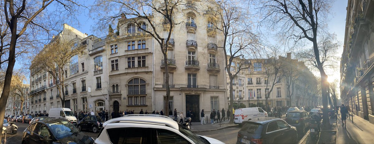 #PR2026 Grande affluence aux bureaux de vote du Consulat du Portugal à Paris. 
À 12h, participation en hausse de 4 % par rapport à 2021. 

publico.pt/2026/01/18/pol…