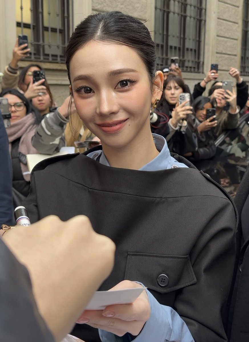 hourlykrn's tweet image. OH MY GOD KARINA?!