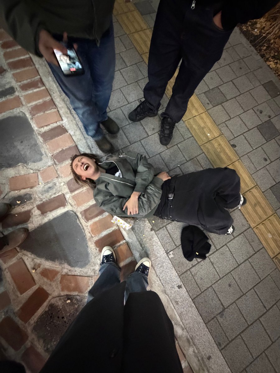 ryuler_'s tweet image. 와썅아무도안일으켜주고 사진찍고구경하는거봐