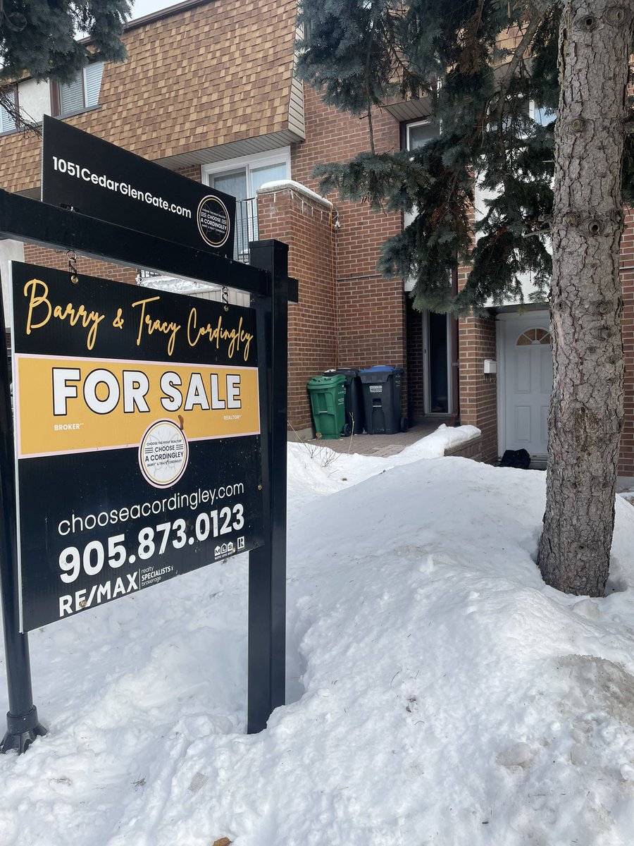 -12°C. Snow on the ground.
And yes we still install our own lawn signs. ❄️🛠️
Because details matter.
Because showing up matters.
Because when we say full-service, we mean it. Right down to the frozen ground.

Because who you choose matters.

📣 𝗖𝗛𝗢𝗢𝗦𝗘 𝗧𝗛𝗘 𝗥𝗜𝗚𝗛𝗧