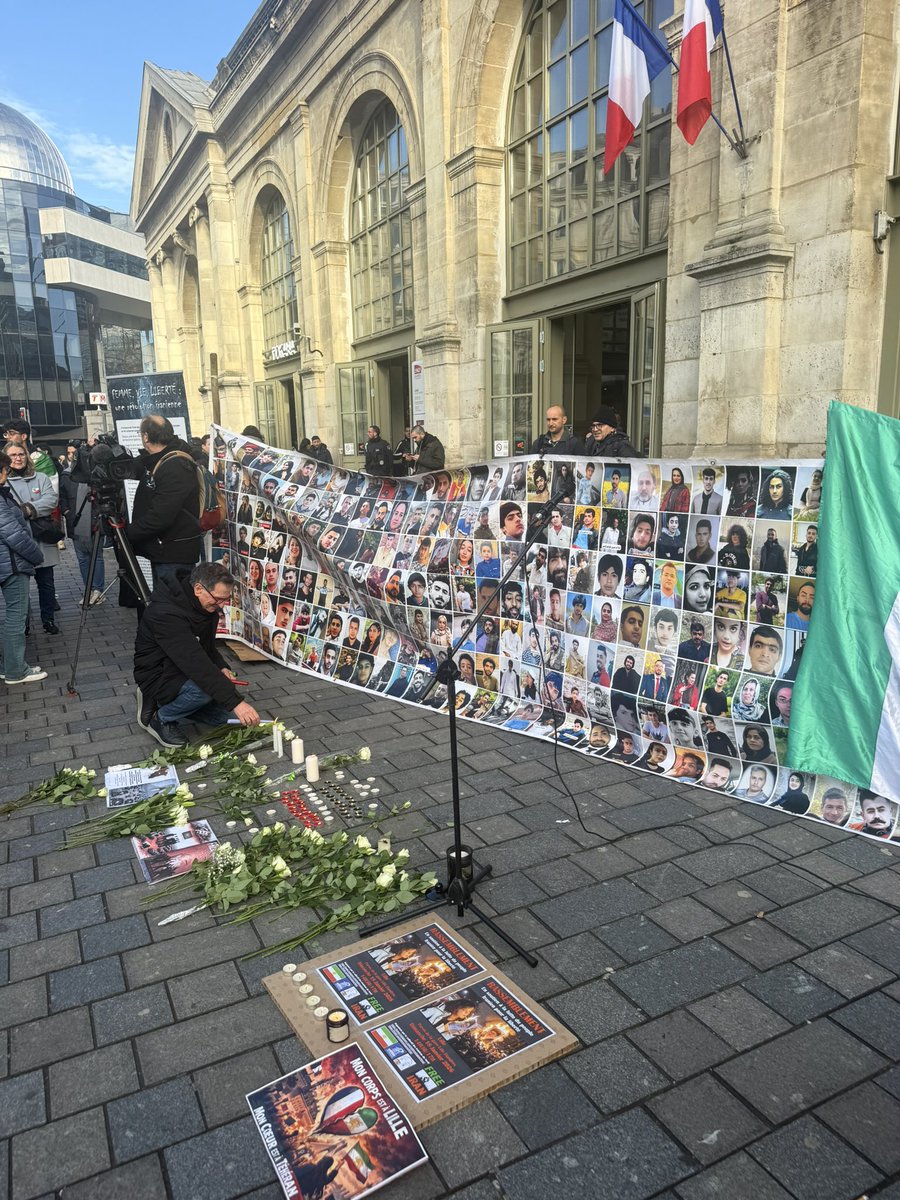 PatrickKanner's tweet photo. Rassemblement cet après-midi à Lille en soutien au peuple iranien.

Nous avons rendu hommage à toutes celles et ceux qui, pour retrouver leur liberté, ont été assassinés ou continuent d’être opprimés par le régime des mollahs.

Liberté pour l’Iran !

@Ardeslandes https://t.co/45ipBxHTGn