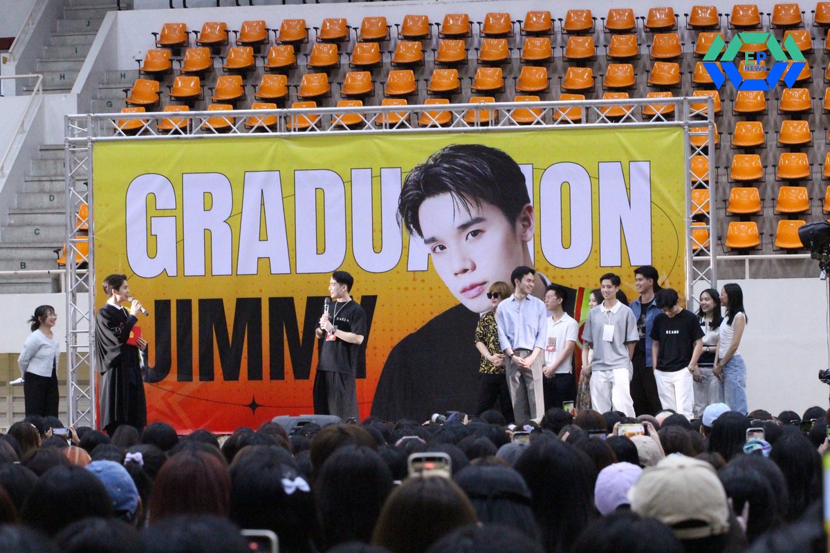 ทำไมเพื่อนๆไม่มายืนกันใกล้ๆ😂
#jimmyyjp #jimmygraduationday