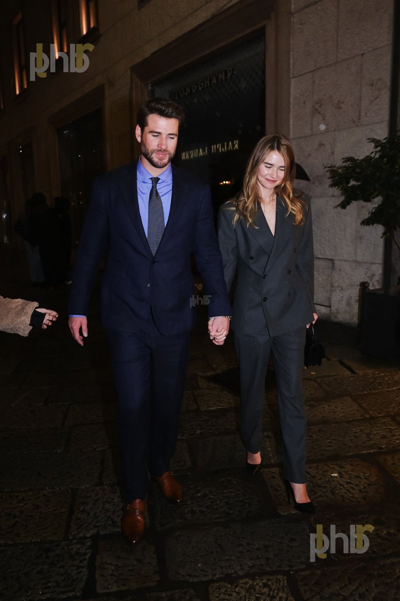 LINDOS 💓|| Liam Hemsworth e Gabriella Brooks deixando o desfile da Ralph Lauren durante a Semana de Moda Masculina de Milão - Outono/Inverno 2026-2027, em 16 de janeiro de 2026, em Milão, Itália.

#LiamHemsworth #GabriellaBrooks