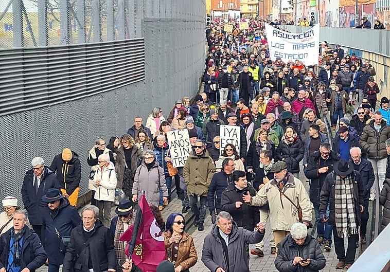 XeituA's tweet image. León sale a defender una FEVE accesible y de calidad ante tanta mentira y falsa promesa.

En pleno empeoramiento de nuestras condiciones de vida. Hay que señalar a los farsantes de políticos profesionales y sus electoralismos.
Contra la ofensiva del capital
Las vias se quedan!