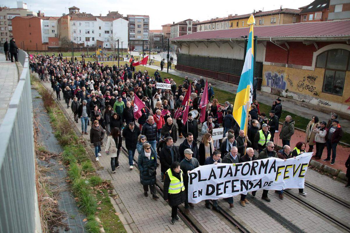 XeituA's tweet image. León sale a defender una FEVE accesible y de calidad ante tanta mentira y falsa promesa.

En pleno empeoramiento de nuestras condiciones de vida. Hay que señalar a los farsantes de políticos profesionales y sus electoralismos.
Contra la ofensiva del capital
Las vias se quedan!