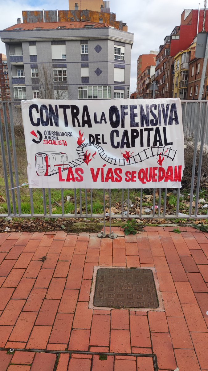 XeituA's tweet image. León sale a defender una FEVE accesible y de calidad ante tanta mentira y falsa promesa.

En pleno empeoramiento de nuestras condiciones de vida. Hay que señalar a los farsantes de políticos profesionales y sus electoralismos.
Contra la ofensiva del capital
Las vias se quedan!