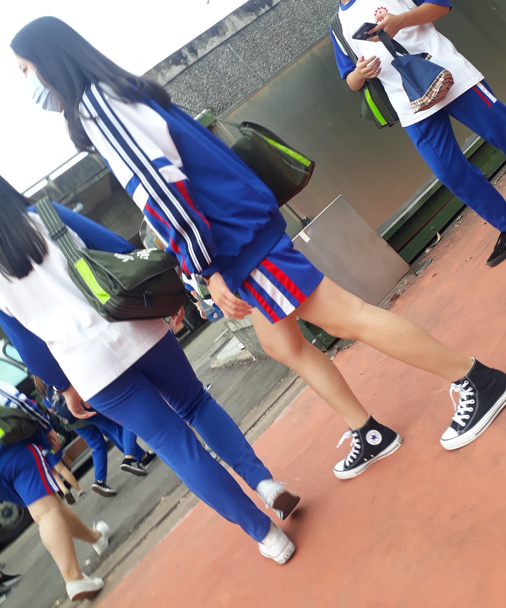 tpssvijy's tweet photo. 高筒匡威才是我的最愛🥵🥵
#街拍美腿 #美腿 #街拍 #偷拍 #学生 #制服 #腿控 #帆布鞋 #匡威 https://t.co/pJ2MBbP4xK