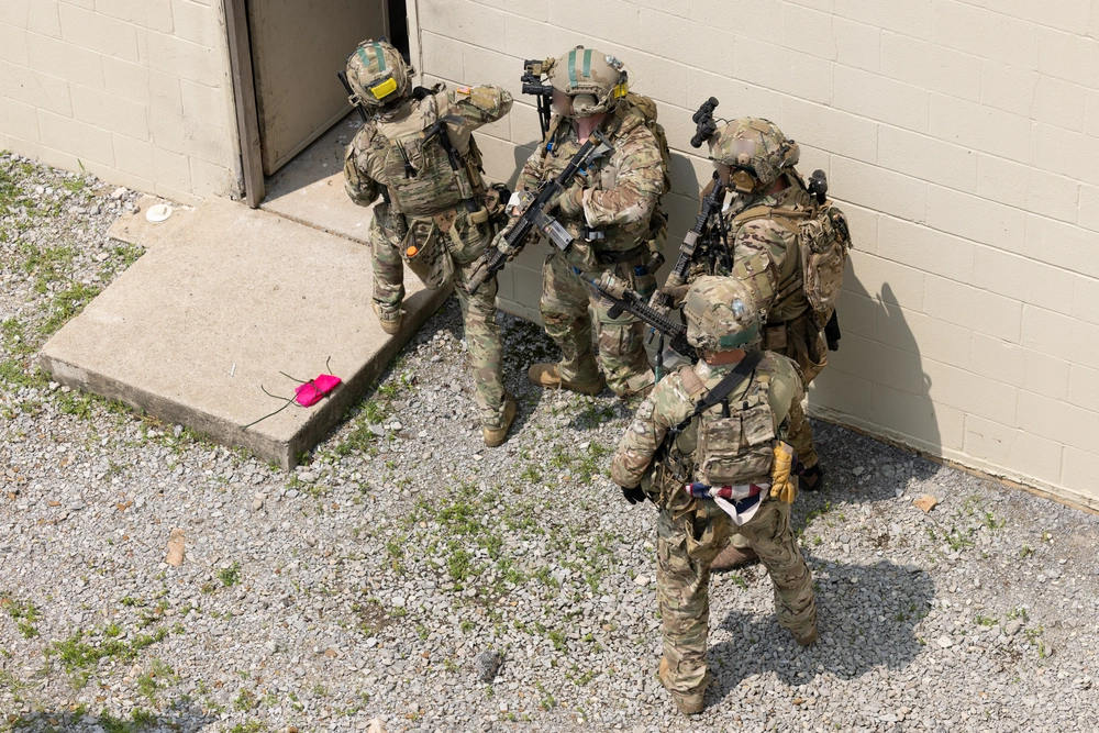 GoArmySOF's tweet image. Green Berets assigned to 5th Special Forces Group (ABN) conduct urban operation training , at Fort Campbell, KY. The operations are designed to replicate the challenges of fighting in dense urban terrain.

GOARMYSOF.ARMY.MIL

GO BEYOND 📲 Text 𝗦𝗢𝗥𝗕 to 𝟰𝟲𝟮-𝟳𝟲𝟵