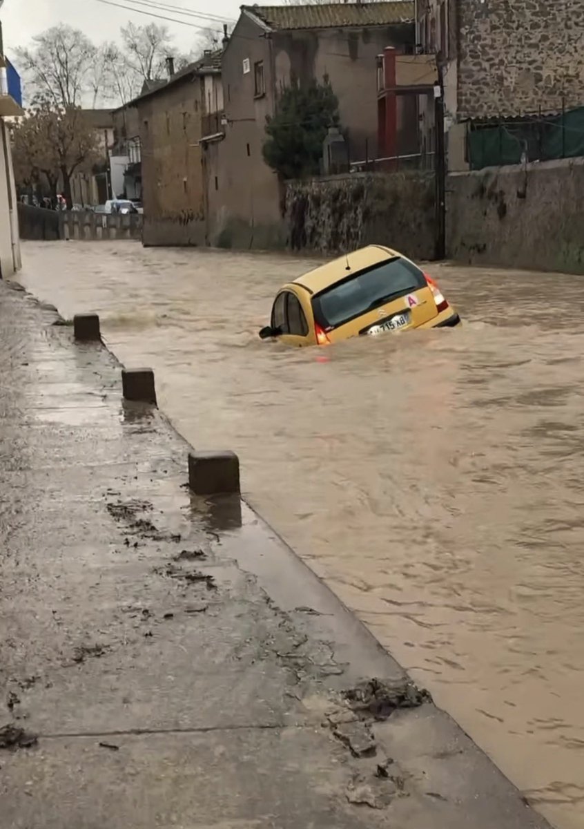 infoccitanie's tweet image. 🔴 Un véhicule a été emporté par la #crue de la Lène à #Servian dans l’#Hérault. Les occupants ont pu être sauvés. Ne vous engagez jamais sur une voie inondée !