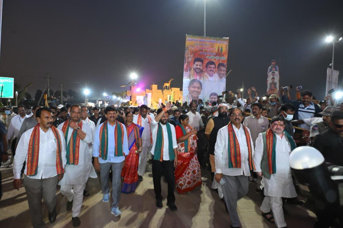 revanth_anumula's tweet photo. చరిత్ర చెదిరిపోకుండా… 
సంస్కృతి సాంప్రదాయం వర్ధిల్లేలా… 
భక్తుల విశ్వాసం ద్విగుణీకృతం అయ్యేలా… 
ఆచారాలు శాశ్వతంగా నిలిచేలా… 
సమ్మక్క - సారలమ్మల వీర చరిత్ర మరో వెయ్యేళ్లైనా నిలిచిపోయేలా మేడారంలో ప్రజాప్రభుత్వం చేపట్టిన శాశ్వత అభివృద్ధి కార్యక్రమాలను సహచర మంత్రులు, అధికారులతో కలిసి పరిశీలించాను.

#SammakkaSaralamma
#MedaramJatara #telanganaculture