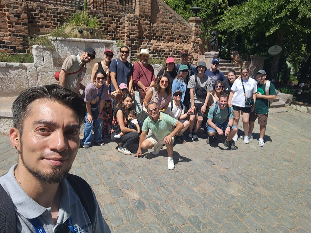 stgoturismo's tweet photo. Seguimos compartiendo experiencias en Santiago y para terminar la semana, llegamos hasta la punta del Cerro Santa Lucía. 🌄
Nos acompañaron en el #TourGratis turistas de Argentina, España, Bélgica, Alemania, Perú, Ecuador y Chile.💕
La ruta fue guiada por Andrés Donoso 🚶 https://t.co/haVL9QLKfK