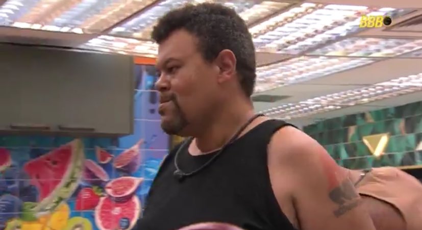 tracklist's tweet image. Matheus: “Tu faz comida todo dia, Babu?”

Babu: “É a minha terapia, é o que me faz não ficar que nem o Pedro.” #BBB26