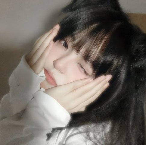 fetching1's tweet image. 雨だから洗濯物干せない
困った 🐣