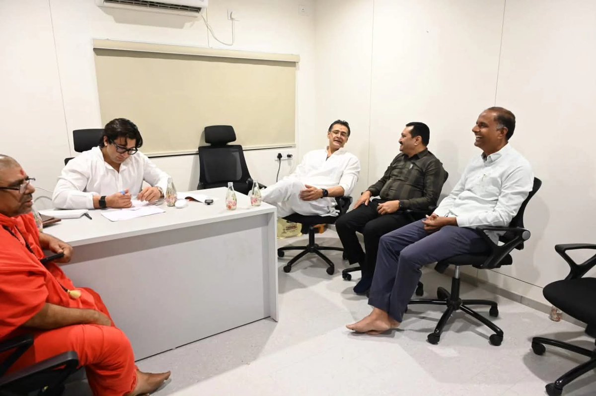 Ashishdavebjp's tweet photo. જય સ્વામિનારાયણ 

શ્રી સ્વામિનારાયણ ભગવાન પ્રણીત 'શિક્ષાપત્રી' લેખનના ૨૦૦ વર્ષ પૂર્ણ થવાના ઉપલક્ષમાં ૨૩ થી ૨૭ જાન્યુઆરી સુધી આયોજિત સમૈયો મહોત્સવ અંતર્ગત પરમ પૂજ્ય ધર્મધુરંધર ૧૦૦૮ આચાર્ય શ્રી કૌશલેન્દ્રપ્રસાદજી મહારાજશ્રી અને ભાવી આચાર્ય પૂજ્ય શ્રી વ્રજેન્દ્રપ્રસાદજી લાલજી મહારાજ સાથે મુલાકાત કરી, આશીર્વાદ મેળવ્યા.
