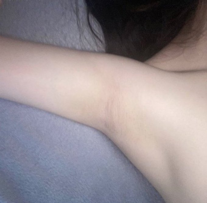 핥고싶어? ㅎㅎ
여름에 수업하면 몰래 겨드랑이 보는애들이 그렇게나 많더라? 다알아 ㅎ

#교사 #일탈