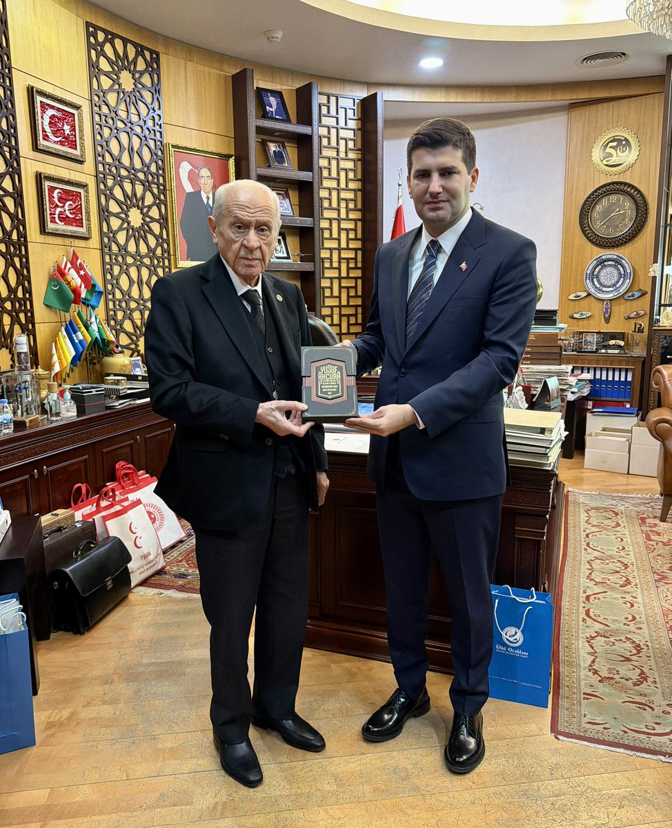 Liderimiz Sayın Devlet Bahçeli Beyefendi’ye, Ülkü Ocakları olarak Yusuf Akçura’nın Türk milliyetçiliğinin fikrî temellerini oluşturan üç eserini bir araya getirdiğimiz kitabımızı arz ettik. 🇹🇷

Akçura’nın aklı, Ziya Gökalp’in fikri, Atatürk’ün iradesi, Başbuğ’un ülküsü ve