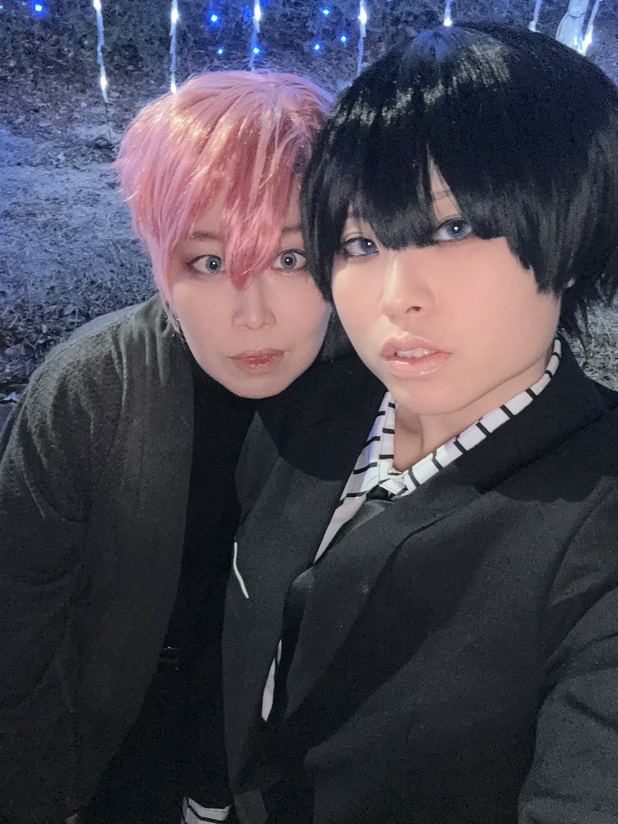 #あに街百道
イルミ撮影楽しかった！！！
毎度お馴染みの2日前からやるもの変えるかって話になって至急ウィッグ買ってセットしたおかげで良き写真とれまちた🥰🥰🥰
なんやかんやでイベントで👔初めてなのでは🤔