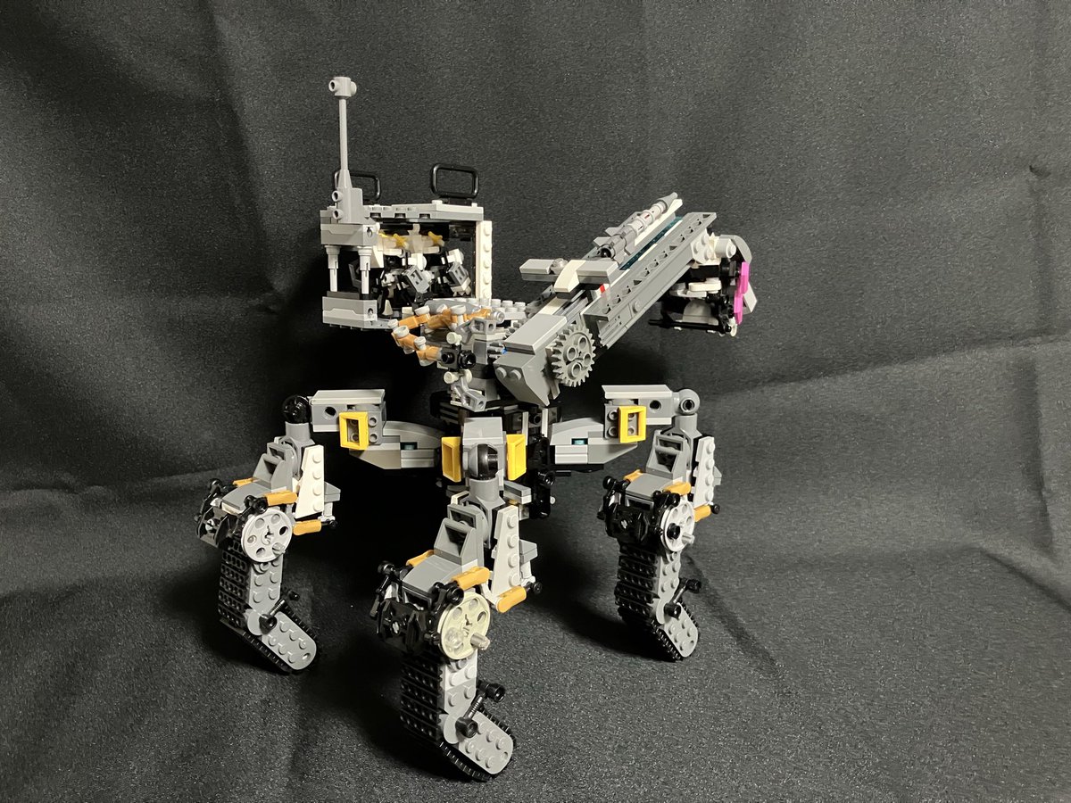 atarime49205934's tweet image. Throw Stallion

移動式カタパルト砲を作る筈が起伏差のある土地での運用を考慮してなかった為に急遽四足戦車として設計された
平地ではクローラー移動、山地では格納したツメを展開して歩行する
偵察用として砲台から人型無人機も射出できる
#lego  #legomech  #レゴロボ  #４脚レゴロボコンテスト