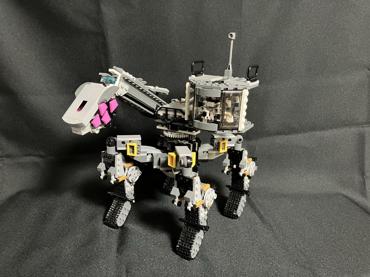 atarime49205934's tweet image. Throw Stallion

移動式カタパルト砲を作る筈が起伏差のある土地での運用を考慮してなかった為に急遽四足戦車として設計された
平地ではクローラー移動、山地では格納したツメを展開して歩行する
偵察用として砲台から人型無人機も射出できる
#lego  #legomech  #レゴロボ  #４脚レゴロボコンテスト