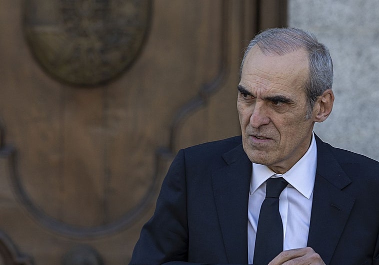 ¿Está el fiscal Luzón en apuros?
Circula el rumor de que la FGE Teresa Peramato habría enviado un ultimátum al fiscal Anticorrupción Luzón para que incorpore los audios de Cospedal al juicio de la Kitchen de mayo del 2026. ¿Se arriesga Luzón a la inhabilitación?