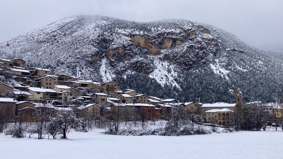 ❄️ Gósol, un poble de postal als peus del Pedraforca. Avui, encara més després de la nevada de les últimes hores, que ha deixat gairebé un pam de gruix. #AltBerguedà #PaïsosBerguedans <a href="/MeteoGosol/">MeteoGósol</a> <a href="/meteocadi/">meteocadí</a> <a href="/eucarrascal/">Eulàlia Carrascal</a> <a href="/xpuig75/">Xavi Puig</a> <a href="/tvbergueda/">Televisió del Berguedà</a> <a href="/AquiBergueda/">Aquí Berguedà</a> <a href="/NacioBergueda/">NacióBerguedà</a> <a href="/meteorac1/">Meteorologia RAC1</a>