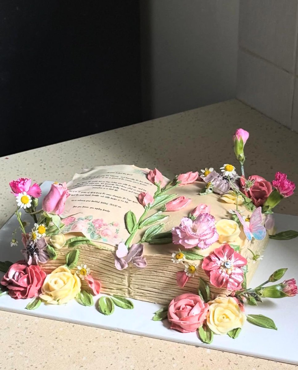 maryaura_'s tweet image. ليست مجرد كيكة 💕
تُحفة فنية🌿🌿