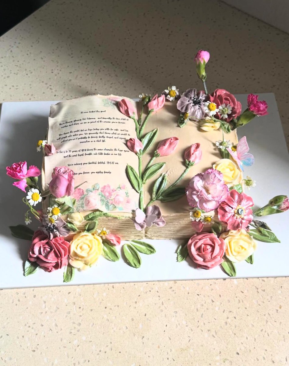 maryaura_'s tweet image. ليست مجرد كيكة 💕
تُحفة فنية🌿🌿