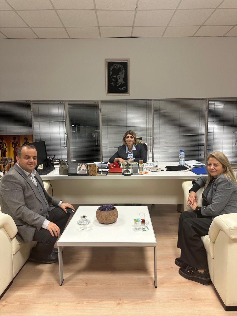 🧿 Kadın Liderliğinde Süreklilik, Birikim ve Yeni Bir Dönem

Yıllar boyunca
DEİK çatısı altında üstlendiği çeşitli görevlerde sergilediği istikrarlı başarılar;
<a href="/Berna_Gozbasi/">Berna Gözbaşı</a> Hanım’ın, İrlanda İş Konseyi Başkanlığı görevine seçilmesiyle yeni ve güçlü bir döneme taşınmıştır.

İş