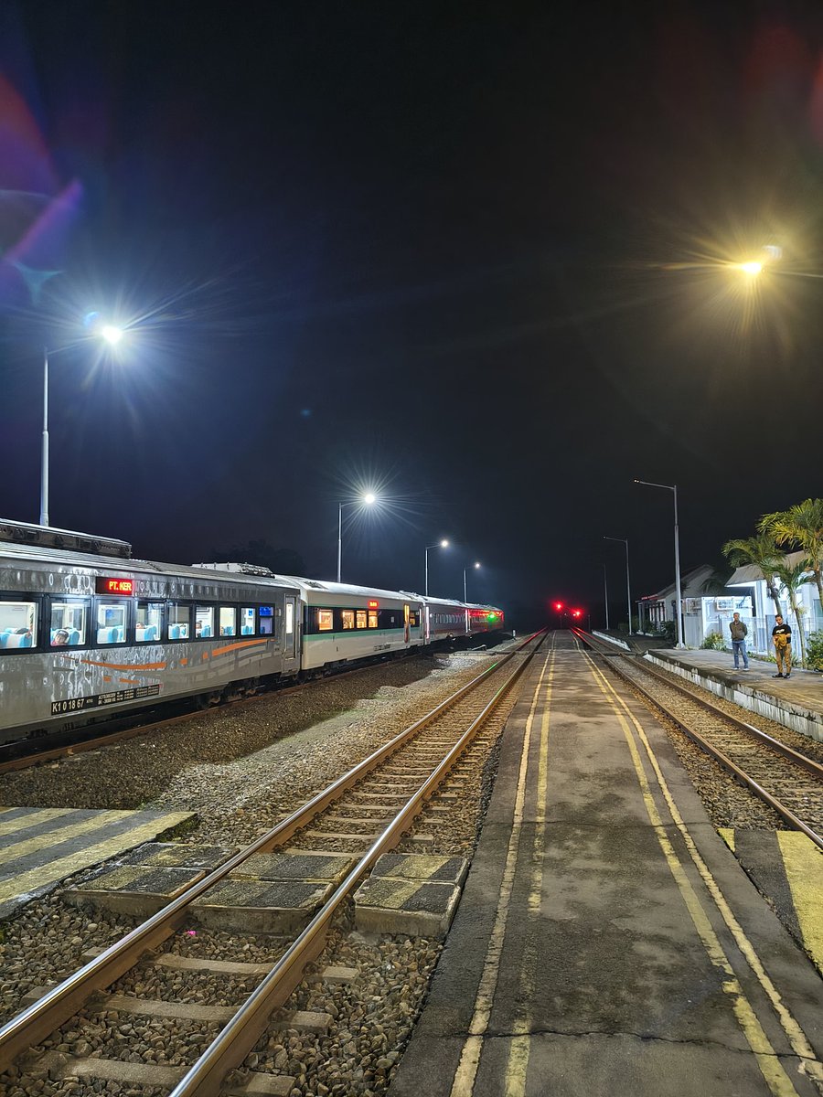 Jateng_Twit's tweet image. Blambangan ekspress 145 saya berangkat dari stasiun surabaya pasarturi kemarin (17/1) hari ini 18 januari total sudah 26 jam 22.10. dan saat ini masih berhenti tertahan di stasiun Batang 19 januari 2026. 23 jam dan @KAI121 tidak ada mengirimkan bis/angkutan untuk menjemput.
~…