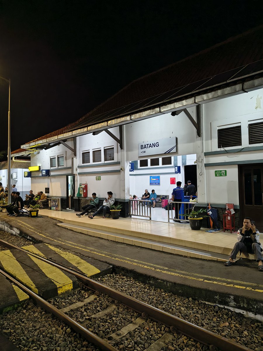 Jateng_Twit's tweet image. Blambangan ekspress 145 saya berangkat dari stasiun surabaya pasarturi kemarin (17/1) hari ini 18 januari total sudah 26 jam 22.10. dan saat ini masih berhenti tertahan di stasiun Batang 19 januari 2026. 23 jam dan @KAI121 tidak ada mengirimkan bis/angkutan untuk menjemput.
~…