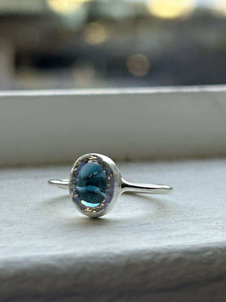 atelierLIB's tweet image. 1月18日の彫金教室

生徒さん作品のご紹介。

ロンドンブルートパーズの指輪は
タガネの跡をそのまま残して仕上げました。
透ける美しい青い石を留めて娘さんにプレゼント。
この青と同じ瞳の色を持つ男の子のお母さんが、生徒さんの娘さん。

箱庭さんのお茶時間は
ダークチェリーのタルト☕️🥧