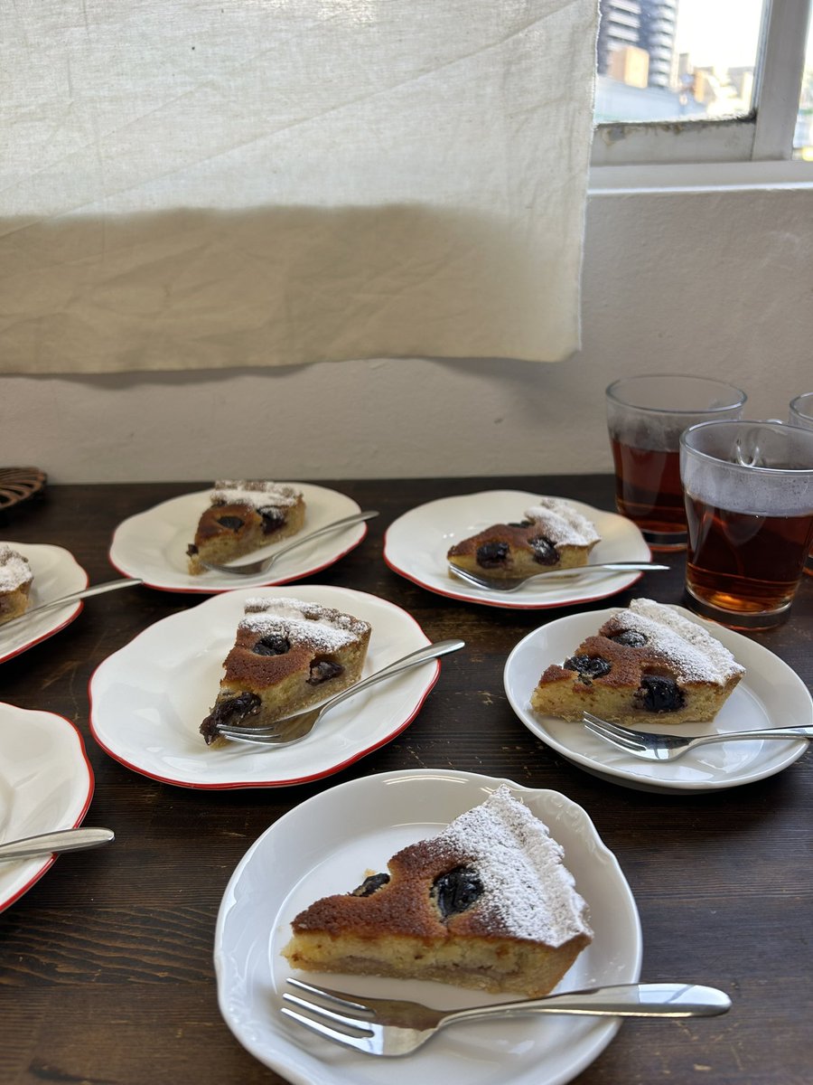 atelierLIB's tweet image. 1月18日の彫金教室

生徒さん作品のご紹介。

ロンドンブルートパーズの指輪は
タガネの跡をそのまま残して仕上げました。
透ける美しい青い石を留めて娘さんにプレゼント。
この青と同じ瞳の色を持つ男の子のお母さんが、生徒さんの娘さん。

箱庭さんのお茶時間は
ダークチェリーのタルト☕️🥧