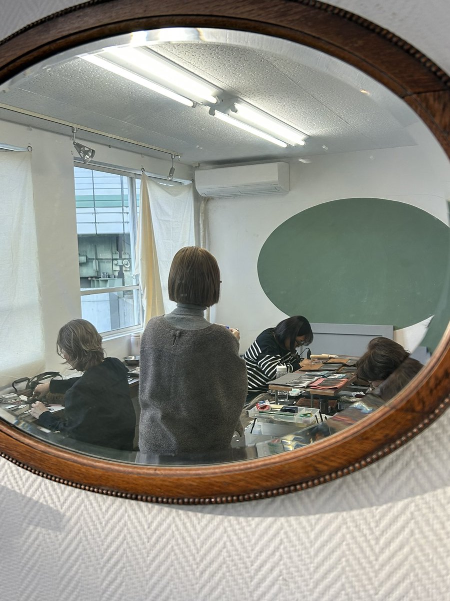 atelierLIB's tweet image. 1月18日の彫金教室

生徒さん作品のご紹介。

ロンドンブルートパーズの指輪は
タガネの跡をそのまま残して仕上げました。
透ける美しい青い石を留めて娘さんにプレゼント。
この青と同じ瞳の色を持つ男の子のお母さんが、生徒さんの娘さん。

箱庭さんのお茶時間は
ダークチェリーのタルト☕️🥧