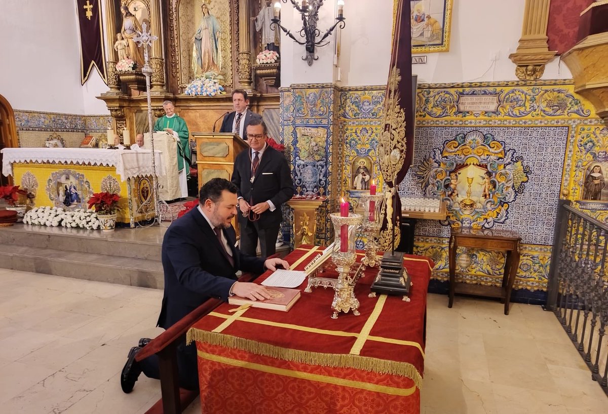 HdadSanGonzalo's tweet photo. TOMA DE POSESIÓN | El día 17 de enero, Gonzalo Pérez Oliver, como Hermano Mayor, y los miembros de la Junta de Gobierno han tomado posesión.

Que Ntro. Padre Jesús en Su Soberano Poder ante Caifás y Ntra. Sra. de la Salud les iluminen en este nuevo mandato. https://t.co/r39ileNOse