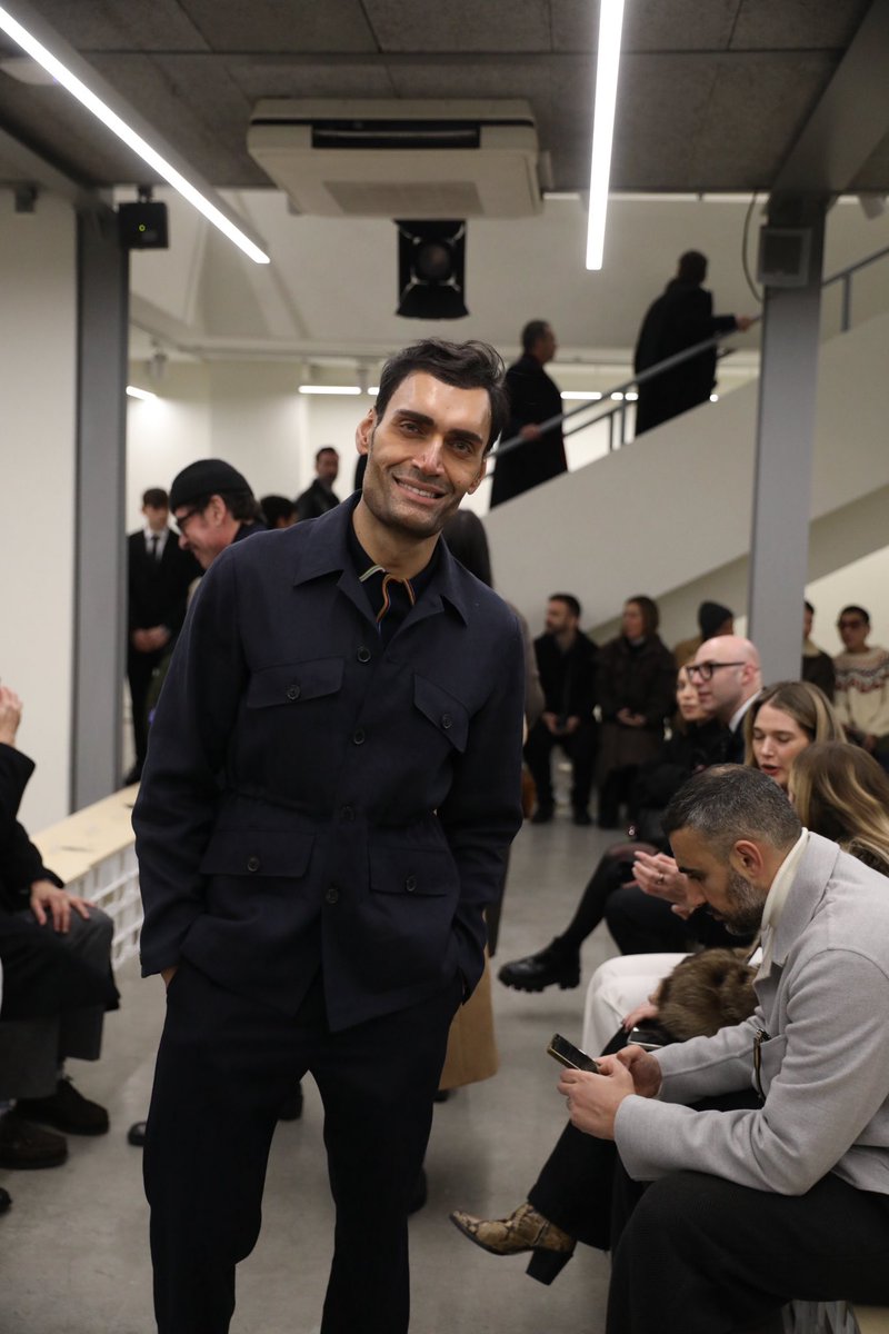 Front row at the Paul Smith show during Milan Men’s Fashion Week. Ease, confidence, presence — that’s always been the point. 💙
#PaulSmith #MFW #FrontRow #MilanFashionWeek