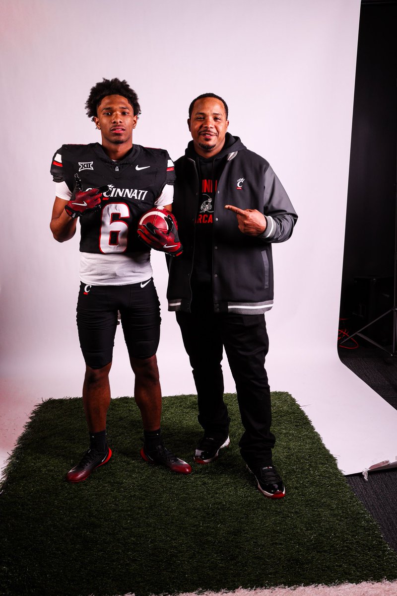 jayzonthompson's tweet image. I am 100% committed to the university Cincinnati blessed to be in this position!!🔴⚪️ #GoBearcats @GoBEARCATS @GoBearcatsFB @ZachGrantUC @CoachSattUC @CoachDawkins1