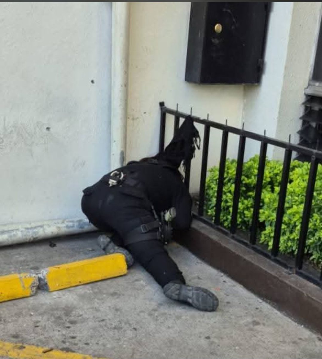 AztecaNoticiaGT's tweet image. Tras tomar el control en Renovación 1, se han registrado en las últimas horas siete ataques armados en contra de agentes de la @PNCdeGuatemala. Ya se reportan varios elementos fallecidos y heridos.