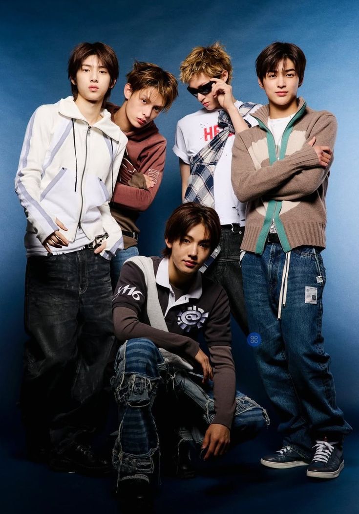 juhoonsasing's tweet image. okay close enough welcome back one direction n 5sos