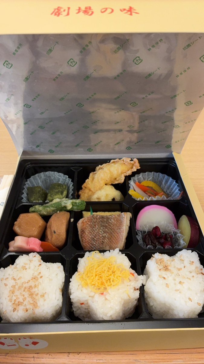 1/16 松平健×コロッケ45周年記念特別公演。友人と明治座へ。第一部「暴れん坊将軍」松平健の殺陣や芝居がカッコよく意表つかれた役者コロッケも素敵。第二部モノマネと歌謡ショーとても楽しかった。72歳と思えぬマツケンサンバのキレある踊りと艶ある歌声イイ。ペンライト振った😆コロッケ物真似最高👍