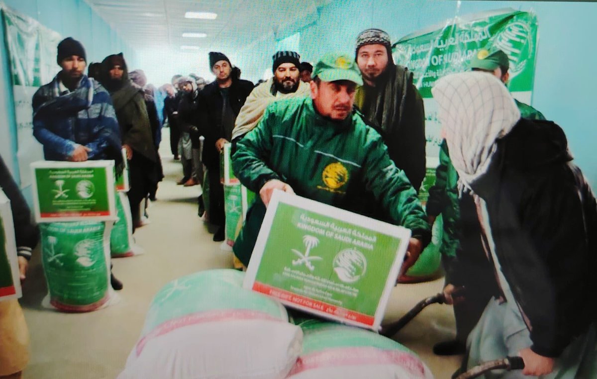 KSAembassyAFG's tweet photo. قام مركزالملك سلمان للإغاثةوالاعمال الإنسانيةبالتعاون مع مؤسسةالتوحيدبتوزيع عدد481سلةغذائيةبمدينةميمنه ولايةفارياب بتاربخ 15يناير2026م وتوزيع عدد459سلةغذائيةبمديريةبشتون كوت ولايةفارياب يومي16و17يناير 2026م وياتي ذلك ضمن مشروع الامن الغذائي والطوارئ في أفغانستان للعام 2025-2026م. https://t.co/4hzkKqHbYk