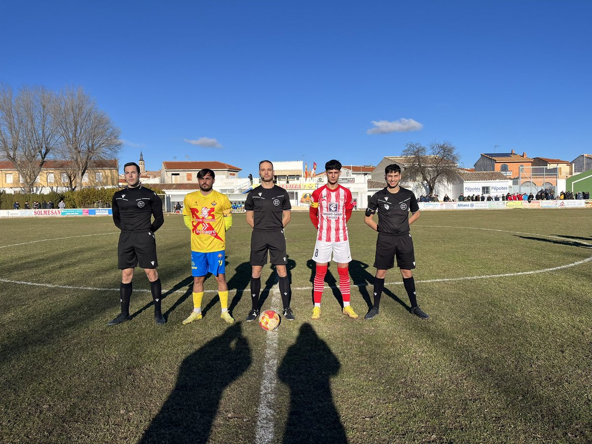 ⏱️ INICIO DEL PARTIDO 🔴⚪ ¡ARRANCA EL PARTIDO! ⚪🔴 Comienza el encuentro en  La Moheda. Ya rueda el balón entre 🆚 C.F. La Solana vs C.D. Pedroñeras 💪  Vamos con todo desde el primer minuto. #VamosCPD