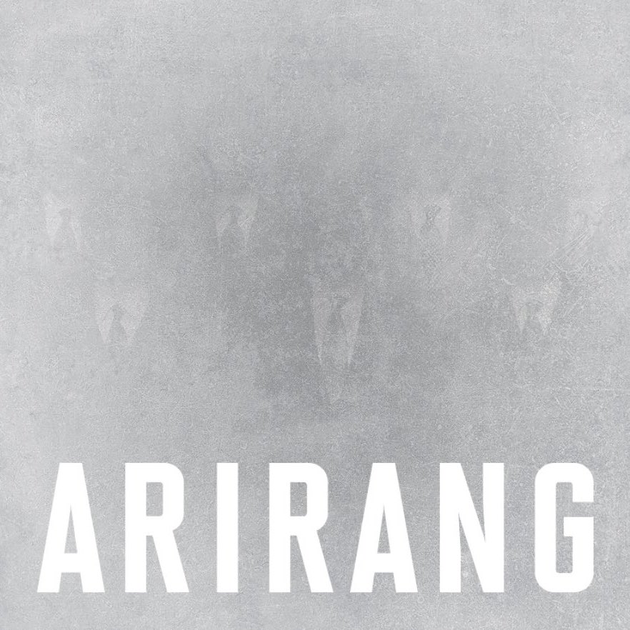 Supbnj's tweet image. ห้ะปกใหม่อารีรัง ใส่สูท??? แท พี่รุ้นะว่ายิ้ม