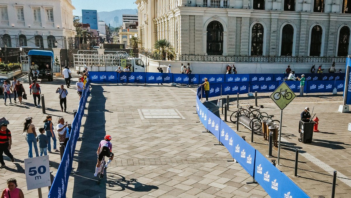 Ayer se disputó la prólogo del Tour El Salvador. La línea de meta estaba a unos pasos de donde Jéssica Solís cayó abatida el pasado 6 de noviembre por el disparo de un francotirador que brindaba seguridad a la familia presidencial.