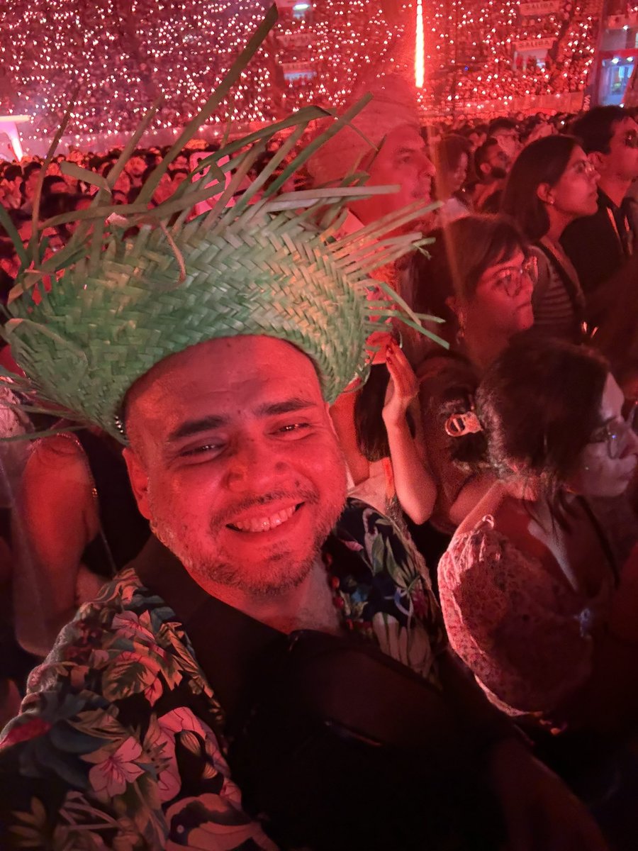 nesidea's tweet image. Si me ven gritando, llorando y saltando en un concierto de Bad Bunny … déjenme ahí ….

Estoy siendo muy feliz 😊

#OjitosLindos
#DTmFWorldTour