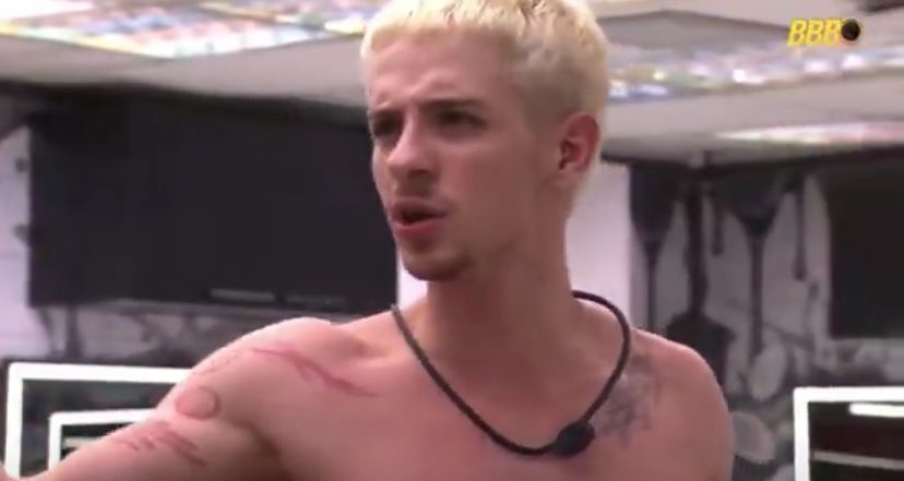 tracklist's tweet image. Pedro: “Pensar em mim é pensar no coletivo”

Juliano: “Irmão, coletivo não é individual. Você nem sabe a diferença das palavras. Que merda você tá falando?” #BBB26