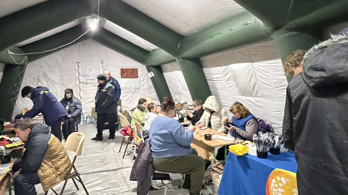 Увага мешканцям Теремків у Києві. Всім, хто замерз і не має змоги зварити їсти. В пунктах обігріву сьогодні годують борщем.

"Команда гуманітарної місії World Central Kitchen продовжує свою підтримку мешканцям району та запрошує на вечерю. 

Сьогоднішній вечір пахне борщем.